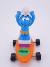 Schtroumpf sur plongeoir skateboard - photo