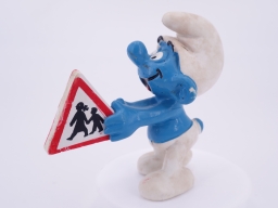 Schtroumpf avec panneau de passage à niveau - photo