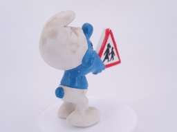 Schtroumpf avec panneau de passage à niveau - photo