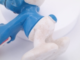 Schtroumpf avec panneau de passage à niveau - photo