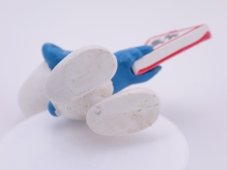 Schtroumpf avec panneau de passage à niveau - photo