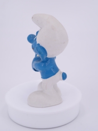 Schtroumpf avec panneau de traffic - photo