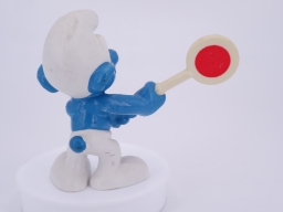 Schtroumpf avec panneau de traffic - photo