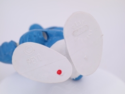 Schtroumpf avec panneau de traffic - photo