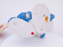 Schtroumpf avec panneau de traffic - photo