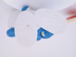 Schtroumpf avec panneau de traffic - photo