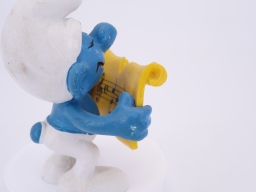 Schtroumpf chanteur avec partition - photo