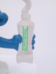 Schtroumpf avec brosse à dents et dentifrice - photo