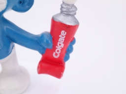 Schtroumpf avec brosse à dents et dentifrice - photo