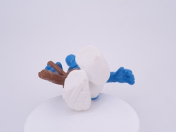 Schtroumpf blessé avec béquille - photo