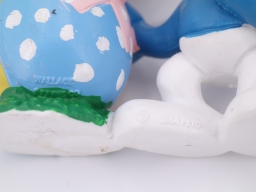 Schtroumpf avec œuf avec nœud - photo