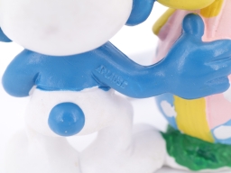 Schtroumpf avec œuf avec nœud - photo