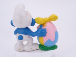 Schtroumpf avec œuf avec nœud - photo