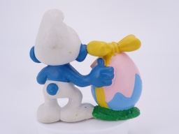 Schtroumpf avec œuf avec nœud - photo