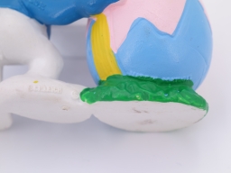 Schtroumpf avec œuf avec nœud - photo