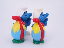 Schtroumpf avec œuf avec nœud - photo