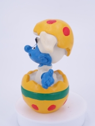 Schtroumpf qui sort d\'un œuf - photo