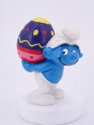 Schtroumpf qui porte un œuf - photo