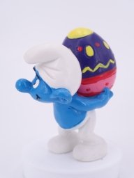 Schtroumpf qui porte un œuf - photo