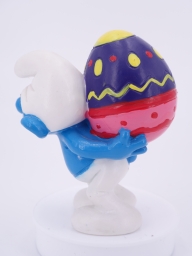 Schtroumpf qui porte un œuf - photo