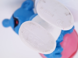 Schtroumpf qui porte un œuf - photo