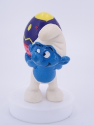 Schtroumpf qui porte un œuf - photo