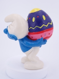 Schtroumpf qui porte un œuf - photo