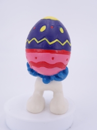 Schtroumpf qui porte un œuf - photo