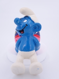 Schtroumpf qui porte un œuf - photo