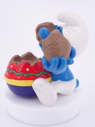 Schtroumpf qui mange un œuf au chocolat - photo