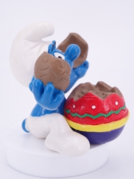 Schtroumpf qui mange un œuf au chocolat - photo