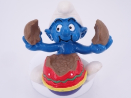 Schtroumpf qui mange un œuf au chocolat - photo