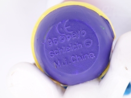 Schtroumpf qui mange un œuf au chocolat - photo