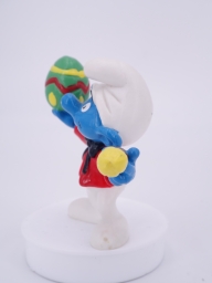 Schtroumpf qui peint un œuf - photo