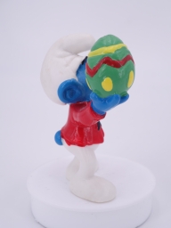 Schtroumpf qui peint un œuf - photo