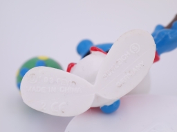 Schtroumpf qui peint un œuf - photo