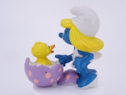 Schtroumpfette avec poussin qui sort d'un œuf - photo