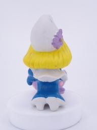 Schtroumpfette avec poussin qui sort d'un œuf - photo