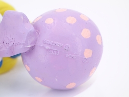 Schtroumpfette avec poussin qui sort d'un œuf - photo