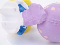 Schtroumpfette avec poussin qui sort d'un œuf - photo