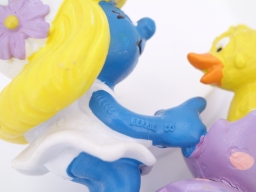 Schtroumpfette avec poussin qui sort d'un œuf - photo