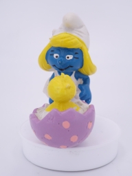 Schtroumpfette avec poussin qui sort d'un œuf - photo