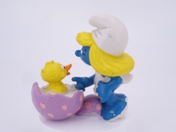 Schtroumpfette avec poussin qui sort d'un œuf - photo