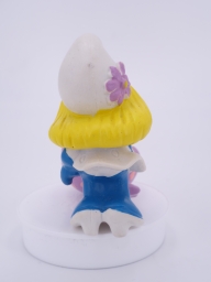 Schtroumpfette avec poussin qui sort d'un œuf - photo