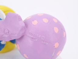 Schtroumpfette avec poussin qui sort d'un œuf - photo