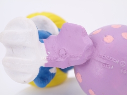 Schtroumpfette avec poussin qui sort d'un œuf - photo