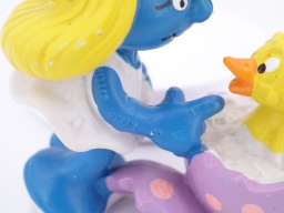 Schtroumpfette avec poussin qui sort d'un œuf - photo