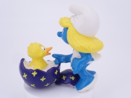 Schtroumpfette avec poussin qui sort d'un œuf - photo