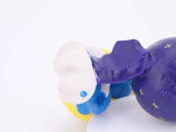 Schtroumpfette avec poussin qui sort d'un œuf - photo