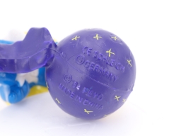 Schtroumpfette avec poussin qui sort d'un œuf - photo